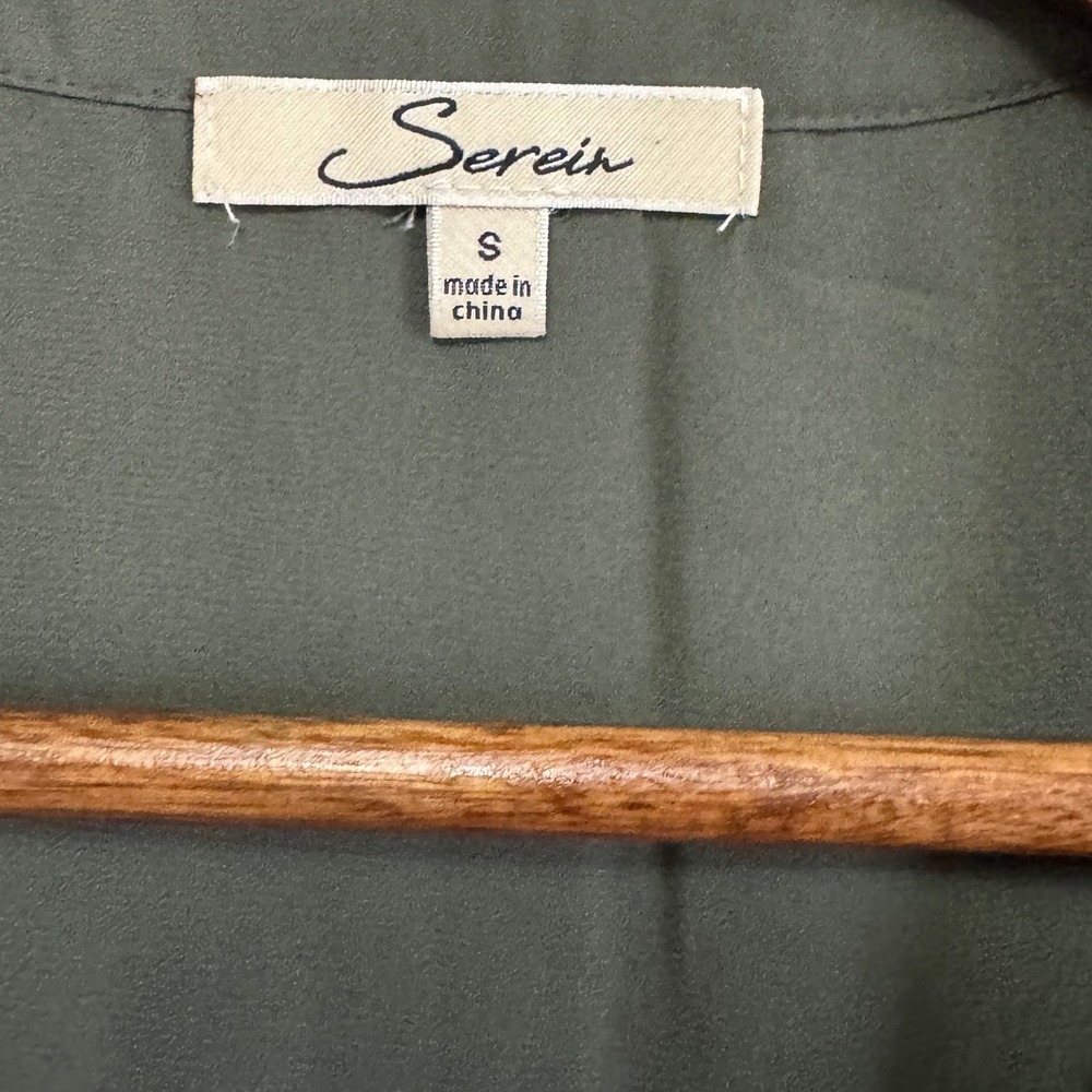Serein Pintuck V-Neck Blouse Women Size S Olive Green Excellent Cap Sleeve Top - Picture 4 of 6